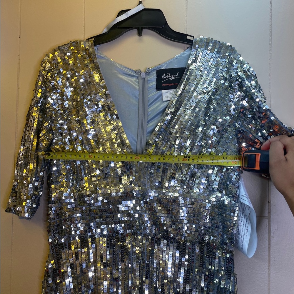 Mac Duggal 4707 Sequin Stripe Platinum Metallic V-Neck Gown Size 12 - Picture 12 of 13